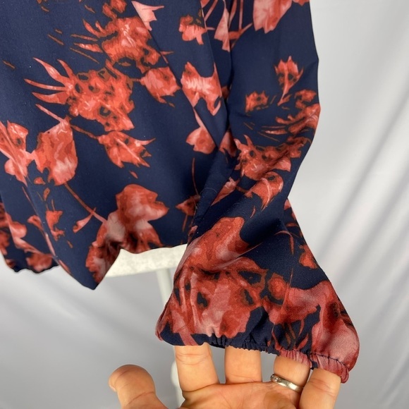 Vince Camuto Navy blue Floral faux wrap V-neck blouse women’s size M - Picture 5 of 13